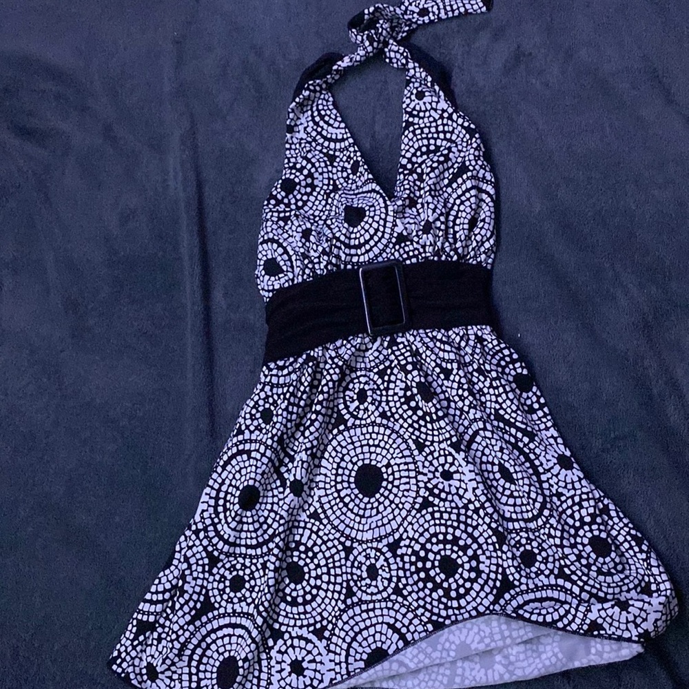 Medium black and white halter top